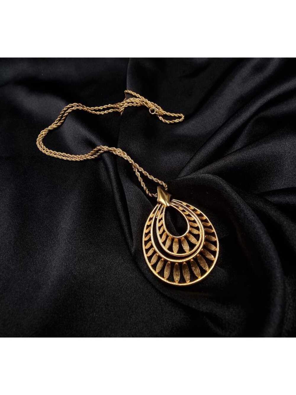 Vintage 1960s Trifari Signed Gold-Tone Teardrop Pendant Necklace